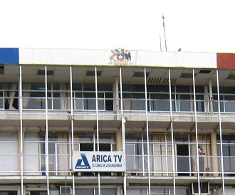 Hier sind auch eine Tafel des
                                Regionalfernsehens "Arica TV"
                                und das chilenische Wappen erkennbar