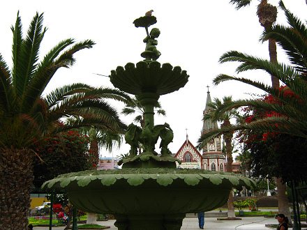 Plaza Coln, las figuras de la
                              fontana