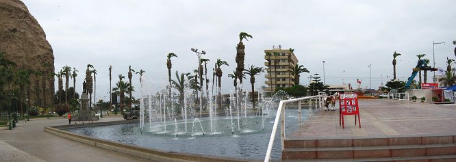 Plaza Mackenna, la fontana grande,
                            panorama