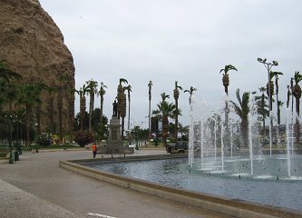 Plaza Mackenna, la fontana
                                  grande, parte 01