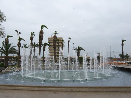 Plaza Mackenna, la fontana con mucha
                            agua