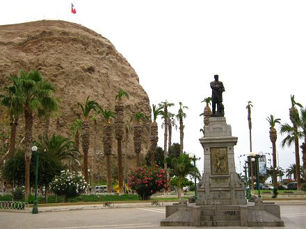 Plaza Mackenna, monumento con
                                  cerro Morro 01