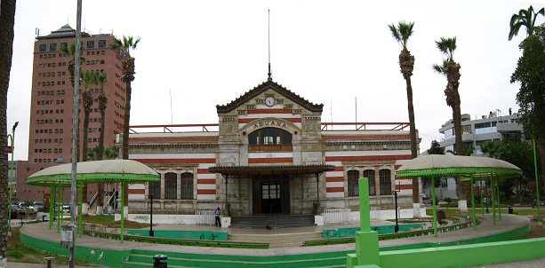Plaza Baquedano, la ex aduana con un
                            amfiteatro, panorama