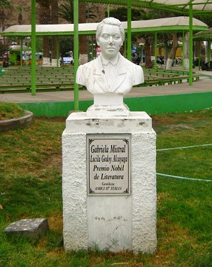 Baquedanoplatz,
                                Gabriela-Mistral-Denkmal, Nahaufnahme
