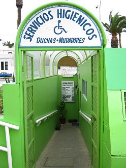 Baquedanoplatz, der Eingang der
                                Toilettenanlagen