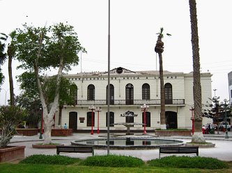 Die Bahnstation der Zge von Arica nach
                          La Paz (Hauptstadt Boliviens) mit dem roten
                          Brunnen auf dem Zugplatz