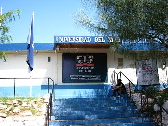 Yungay-Strasse 660, die
                                "Universitt zum Meer"
                                ("Universidad del Mar"), der
                                Eingang mit dem Schild