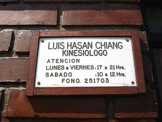 Encalada-Strasse, das Schild am
                                Haus des Kinesiologen Luis Hasan Chiang