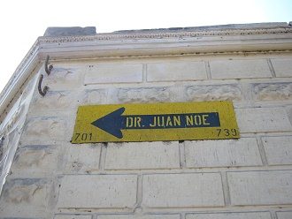 Juan-No-Strasse, das
                                Strassenschild