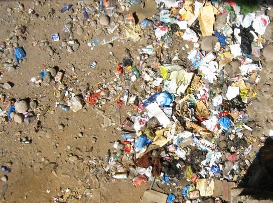 Ro San Jos de Arica, cauce con basura,
                        primer plano