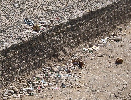 Ro San Jos de Arica, cauce con basura
                          06, primer plano