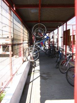 Santa-Maria-Allee, Fahrradpltze bei der
                        Firma Arizta