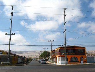 Cruce avenida Rocca con calle
                                Chapiquia, casa naranja