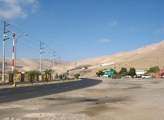 Die Rocca-Allee mit einer grossen
                                Kurve vor dem Kreisverkehr mit der
                                Abzweigung nach Bolivien und Peru