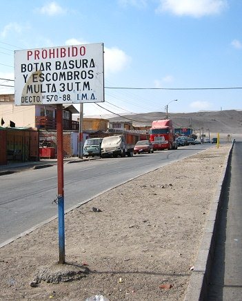 Avenida Morrillos, placa echar basura prohibido:
                  "Prohibido botar basura y escombros, multa 3
                  U.T.M., decreto N 570-88, I.M.A.", primer plano