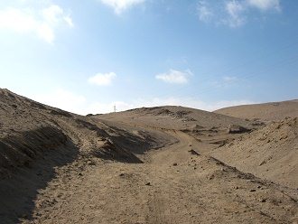 Der Feldweg zum Grab der Gift-Erde von
                          Arica