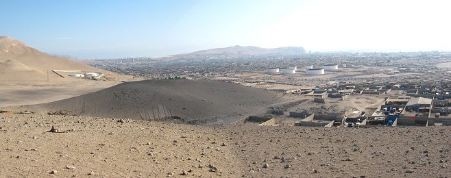 Die Sicht vom Kartoffelberg (Cerro
                            Chuo) auf Arica bis zum Strand,
                            Panoramafoto