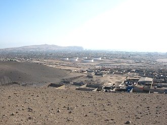Die Sicht vom Kartoffelberg
                                  (Cerro Chuo) auf Arica bis zum Strand
                                  09