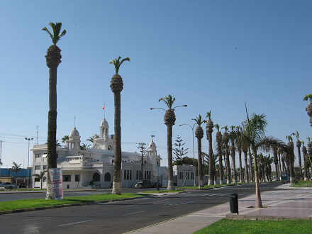 Nun folgt die Sicht auf die
                            Heilige-Martin-Allee ("avenida San
                            Martn"), dahinter das Hauptgebude der
                            chilenischen Flotte ("armada").
                            Dieses weisse Haus hnelt eher einem
                            Religionsgebude als einem militaristischem
                            Ministerium.