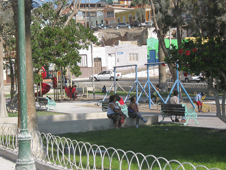 Der Mackennaplatz, Kinderspielplatz mit
                            Schaukeln