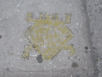 St.-Martinsallee,
                                Geoglyphenzeichnung oder
                                Petroglyphenzeichnung mit einem gelben
                                Frosch