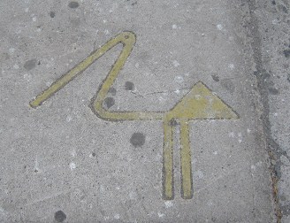 St.-Martinsallee,
                                Geoglyphenzeichnung oder
                                Petroglyphenzeichnung eines Flamingos in
                                Gelb