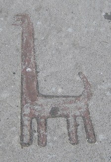 St.-Martinsallee,
                                Geoglyphenzeichnung oder
                                Petroglyphenzeichnung eines Lamas in
                                Rot