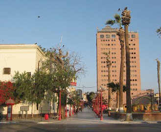 Kreuzung Pratt-Strasse / Passage des 21.
                        Mai (calle Pratt / pasaje 21 de Mayo), der
                        Handelsturm ("torre
                        "Empressarial")