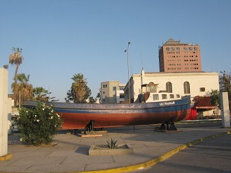 St.-Martinsallee, das Fischerboot von der Seite her
                gesehen