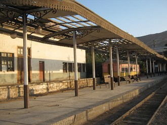 Arica: Die Bahnstation nach Bolivien, das Gebude,
                die Bahnsteige und ein Eisenbahnwagen