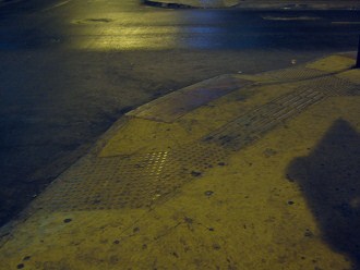 Trottoir (Brgersteig) mit eingelegter
                        Oberflche fr Sehbehinderte und Blinde