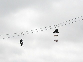 Da hngen Turnschuhe
                                ber der Strasse in Arica (02), 11. Mai
                                2010, Nahaufnahme