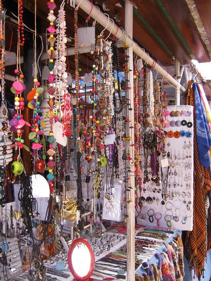 Halsketten mit dem Palmensamen
                                "Steinnuss"
                                ("tagua") [web01] und andere