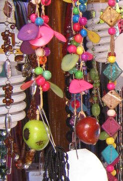 Halsketten mit bemalter Steinnuss
                                ("tagua"), Nahaufnahme