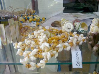 Kunsthandwerk aus Meeresmuscheln und
                        Meerschnecken, Halsketten 01