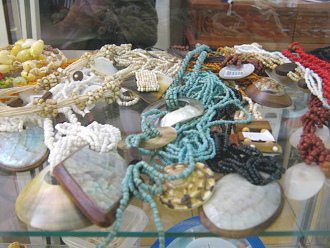 Kunsthandwerk aus Meeresmuscheln und
                        Meerschnecken, Halsketten 03