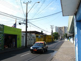 Arica, die Kolumbusstrasse 02, ein
                            normales Taxi (schwarz-gelb)