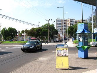 Arica, die Kolumbusstrasse 03, ein
                            Kollektivtaxi der Linie 6 (schwarz)