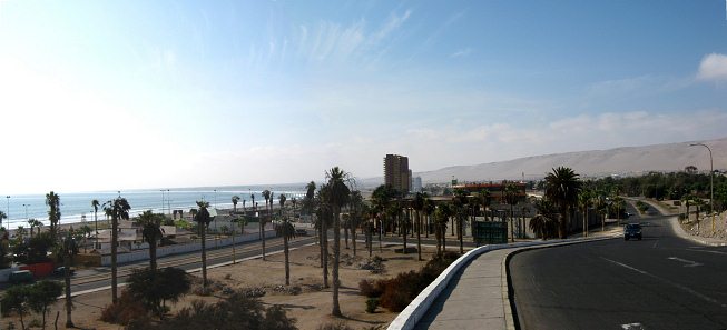 Blick auf den Chinchorrostrand mit der
                            Rampe Prez-Zujovic-Allee, Panorama