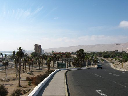 Blick auf den Chinchorrostrand
                                  02, nun mit der Rampe (Edmundo Prez
                                  Zujovic-Allee)