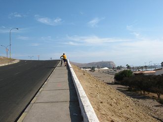 Blick zurck auf den Morroberg
                                  01, mit Rampe und Velofahrer
                                  (Fahrradfahrer), der schiebt