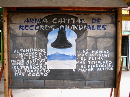 Cuadro indicando rcords de Arica (07)
                          con la campana de un campanile, primer plano