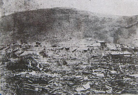 Artikel 12: Arica nach dem Erdbeben von
                            1868: Das Foto zeigt einen Teil der
                            zerstrten Stadt zwischen den heutigen
                            Strassen Baquedano und Kolumbus (Coln) in
                            der Nhe des Morrobergs.