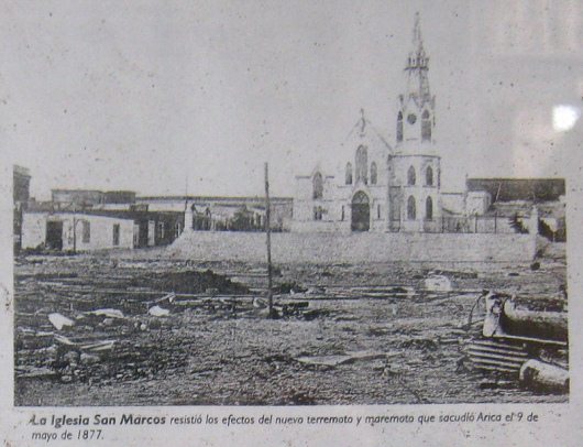 Artikel 22, Foto 01: Die Markuskirche
                            ("iglesia San Marcos) nach dem Seebeben
                            vom 9. Mai 1877