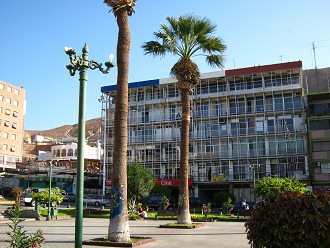 Kolumbusplatz mit der Sicht auf
                                  das Regierungsgebude
                                  "Kolumbushaus" in Arica