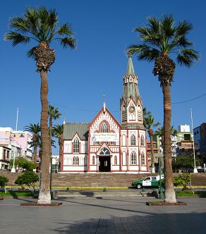 Vista atrs de la plaza Coln a la
                            iglesia San Marcos encuadrado con palmeras