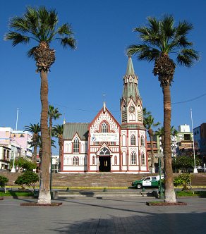 Blick zurck vom Kolumbusplatz zur
                            Markuskirche, eingerahmt von Palmen