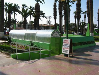 Plaza
                          Baquedano, los baos al lado del anfiteatro