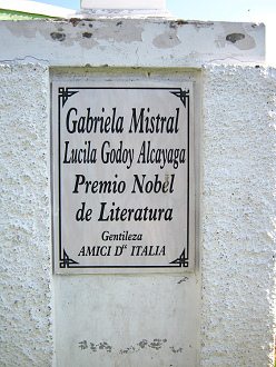 Plaza Baquedano, el monumento
                                  Gabriela Mistra, placa