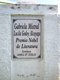 Baquedanoplatz, el monumento
                                  Gabriela, die Gedenktafel